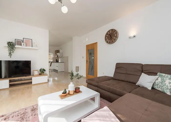 Petra S Bazenom, Rostiljem I Parkingom Apartamento