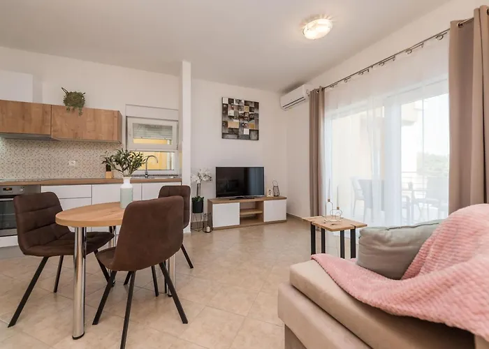 Petra S Bazenom, Rostiljem I Parkingom Apartamento