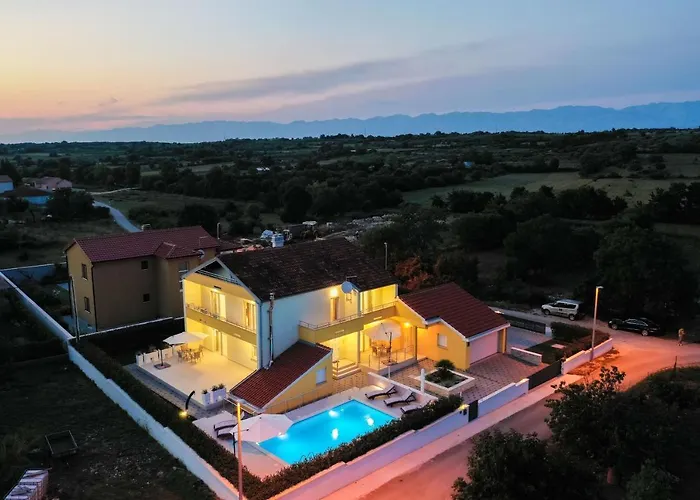 Apartamento Petra S Bazenom, Rostiljem I Parkingom *