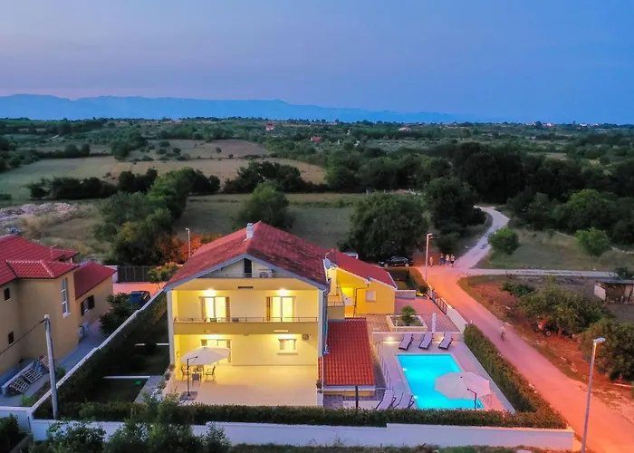 Petra S Bazenom, Rostiljem I Parkingom Apartamento *