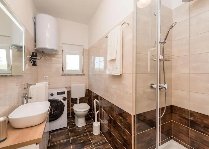 Petra S Bazenom, Rostiljem I Parkingom Zadar