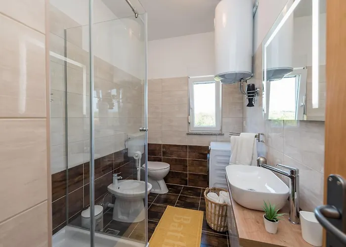 Petra S Bazenom, Rostiljem I Parkingom Zadar