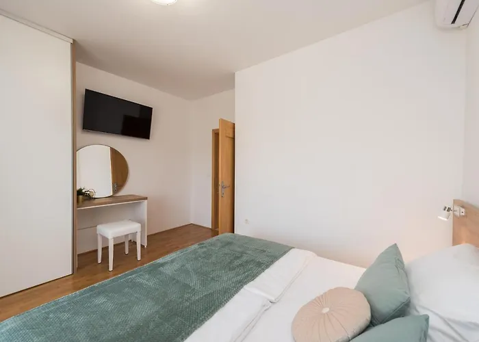Petra S Bazenom, Rostiljem I Parkingom Apartamento Zadar