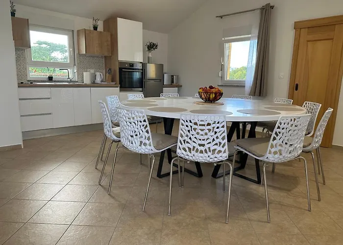 Petra S Bazenom, Rostiljem I Parkingom Apartamento Zadar