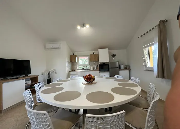 Petra S Bazenom, Rostiljem I Parkingom Apartamento *