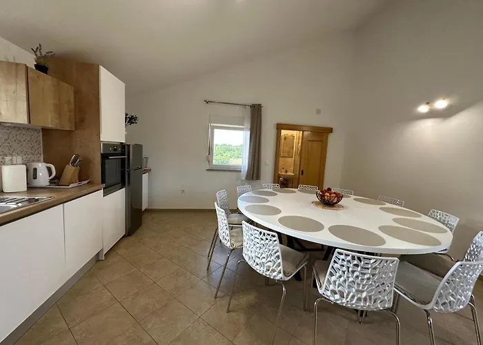 Petra S Bazenom, Rostiljem I Parkingom Apartamento *